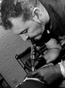 Tatuajes Blackwork en Málaga | Alex Ríos Tattoo alex tatuando blackwork en málaga