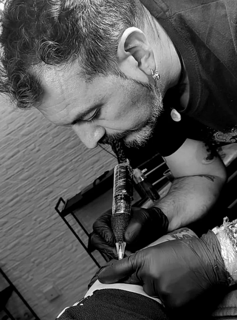 alex tatuando blackwork en málaga