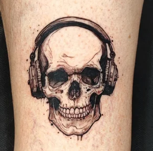 Tatuador en Málaga | Alex Ríos Tattoo blackwork calavera malaga